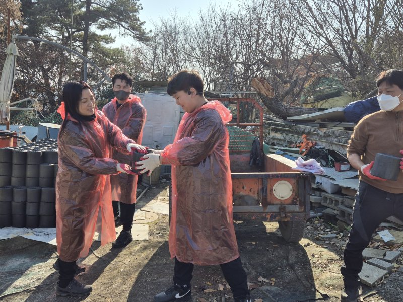 열린마음봉사단이 7일 울산 남구 선암동의 한 마을에서 연탄 나눔 봉사를 하고 있다.2025.12.8/뉴스1ⓒ 뉴스1 박정현 기자