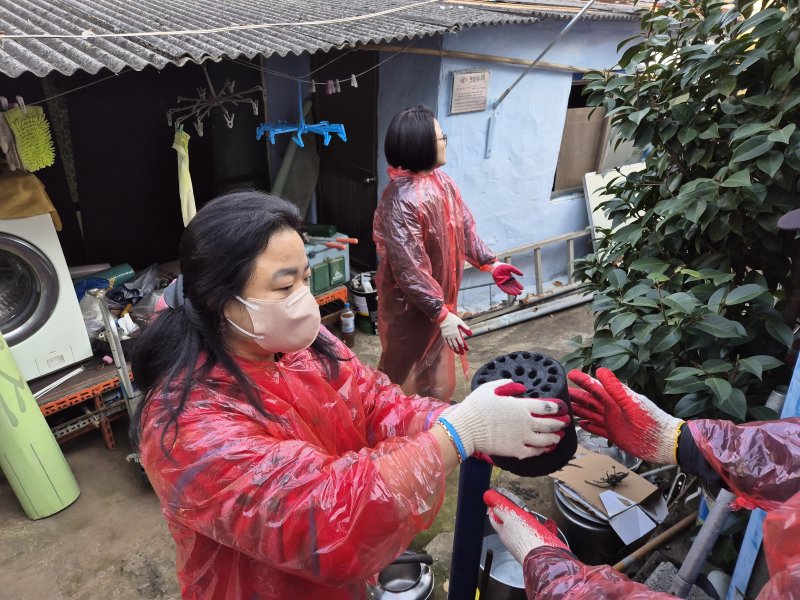 열린마음봉사단이 7일 울산 남구 선암동의 한 마을에서 에너지 취약계층에게 연탄을 전달하고 있다.202512.8/뉴스1ⓒ 뉴스1 박정현 기자