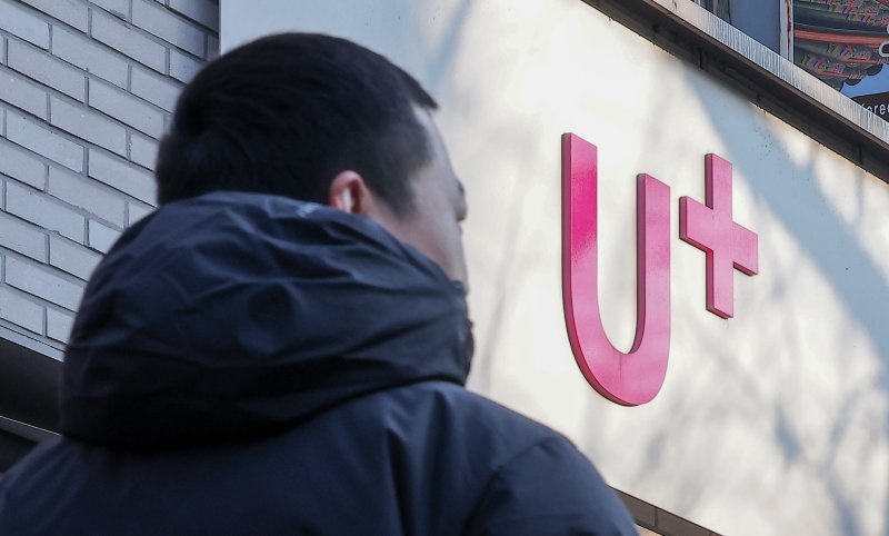 LG유플러스가 인공지능(AI) 통화 앱 '익시오' 이용 고객 36명의 통화정보가 유출된 사실을 개인정보보호위원회(개보위)에 자진 신고했다. 주민등록번호, 여권번호 등 고유 식별정보와 금융정보는 유출되지 않았다고 LG유플러스는 밝혔다. 사진은 7일 서울 시내 한 LG 유플러스 매장의 모습. 2025.12.7/뉴스1 ⓒ News1 김성진 기자