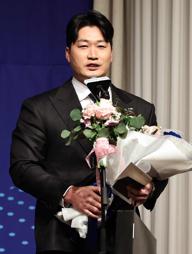 삼성 라이온즈 오승환이 8일 오전 서울 강남구 리베라호텔에서 열린 '2025 뉴트리디데이 일구상 시상식'에서 일구대상을 수상한 뒤 소감을 밝히고 있다. 2025.12.8/뉴스1 ⓒ News1 구윤성 기자