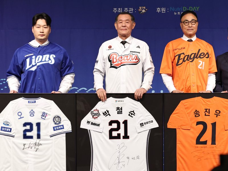 8일 서울 강남구 리베라호텔에서 열린 '2025 일구상 시상식에'서 오승환(삼성 라이온즈, 왼쪽부터), 박철순(OB 베어스), 송진우(한화 이글스)가 21번 영구결번 착장식을 진행한 뒤 유니폼 액자와 함께 기념촬영을 하고 있다. 2025.12.8/뉴스1 ⓒ News1 구윤성 기자