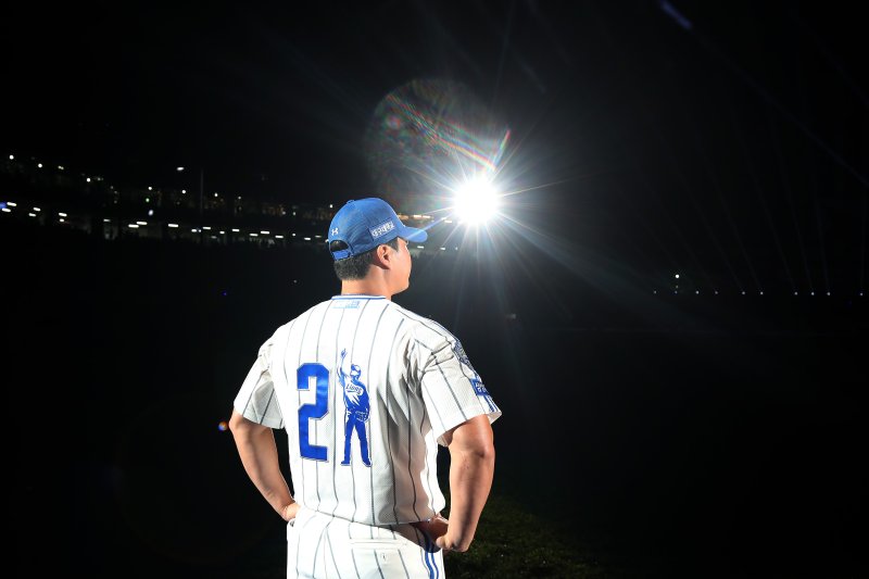 삼성 라이온즈 마무리 투수 오승환이 30일 오후 대구 수성구 삼성라이온즈파크에서 열린 은퇴식에서 앞날을 격려하는 전광판 영상을 바라보고 있다. 2025.9.30/뉴스1 ⓒ News1 공정식 기자