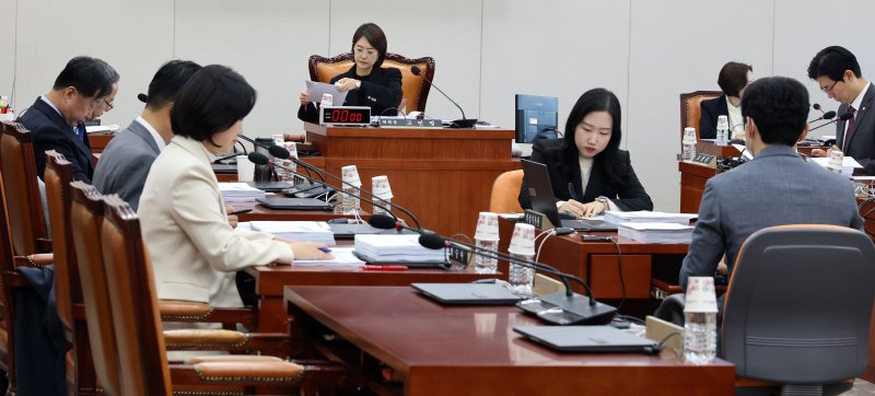 8일 국회에서 열린 제429회 국회(정기회) 교육위원회 제3차 법안심사소위원회의에서 더불어민주당 소속 고민정 소위원장이 회의를 주재하고 있다. 연합뉴스