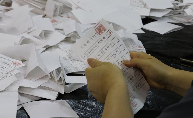 제21대 대통령 선거 투표가 실시된 대전 서구 KT인재개발원에 마련된 개표소에서 개표사무원들이 투표용지를 분류하고 있다. 2025.6.3/뉴스1 ⓒ News1 김기태 기자