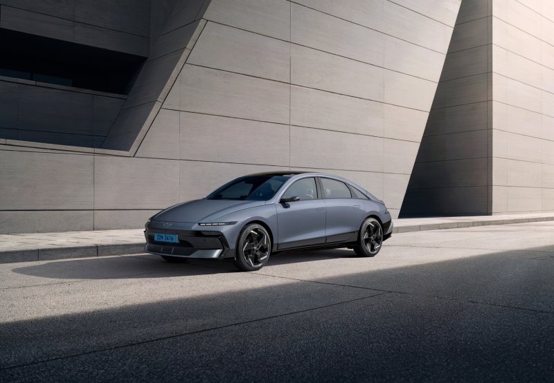 현대자동차가 국내 전기차 중 1회 충전 최대 주행가능거리를 달성한 전용 전기차 '더 뉴 아이오닉 6'를 28일 출시했다고 밝혔다. 사진은 더 뉴 아이오닉 6 외장(트랜스미션 블루 펄) 모습. (현대차 제공. 재판매 및 DB 금지) 2025.7.28/뉴스1