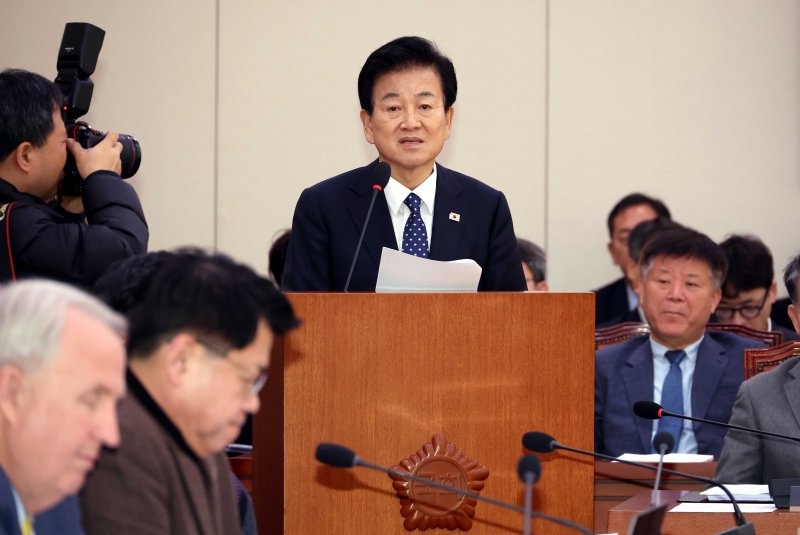 [서울=뉴시스] 조성봉 기자= 정동영 통일부 장관이 11월 28일 오전 서울 여의도 국회에서 열린 외교통일위원회 전체회의에서 법안 처리 관련 발언을 하고 있다. 2025.12.08. suncho21@newsis.com