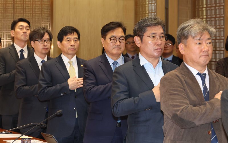 [서울=뉴시스] 조성봉 기자 = 우원식(오른쪽 세번째) 국회의장과 참석자들이 8일 오전 서울 여의도 국회에서 열린 국회개혁 자문위원회 결과보고회에서 국민의례를 하고 있다. 2025.12.08. suncho21@newsis.com