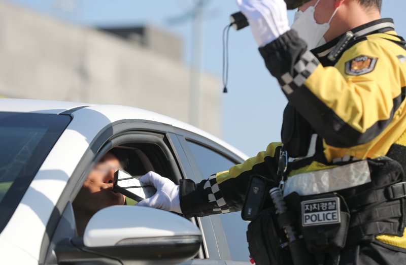 [제주=뉴시스] 우장호 기자 = 8일 오후 제주시 건입동 거로사거리 인근 도로에서 연말연시를 맞아 제주경찰청과 동부경찰서, 자치경찰단 소속 경찰관들이 집중 음주단속을 하고 있다. 제주경찰청은 송년 모임 등 각종 술자리가 많아지는 연말연시를 맞아 이달부터 두 달 간 상시·수시 음주운전 단속을 실시할 예정이다. 2025.12.08. woo1223@newsis.com