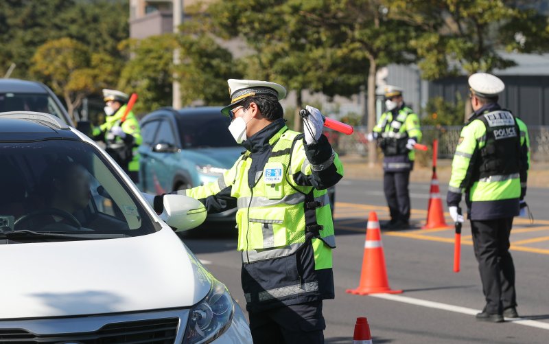 [제주=뉴시스] 우장호 기자 = 8일 오후 제주시 건입동 거로사거리 인근 도로에서 연말연시를 맞아 제주경찰청과 동부경찰서, 자치경찰단 소속 경찰관들이 집중 음주단속을 하고 있다. 제주경찰청은 송년 모임 등 각종 술자리가 많아지는 연말연시를 맞아 이달부터 두 달 간 상시·수시 음주운전 단속을 실시할 예정이다. 2025.12.08. woo1223@newsis.com