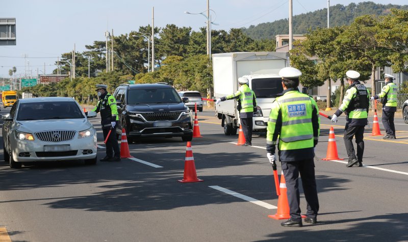 [제주=뉴시스] 우장호 기자 = 8일 오후 제주시 건입동 거로사거리 인근 도로에서 연말연시를 맞아 제주경찰청과 동부경찰서, 자치경찰단 소속 경찰관들이 집중 음주단속을 하고 있다. 제주경찰청은 송년 모임 등 각종 술자리가 많아지는 연말연시를 맞아 이달부터 두 달 간 상시·수시 음주운전 단속을 실시할 예정이다. 2025.12.08. woo1223@newsis.com