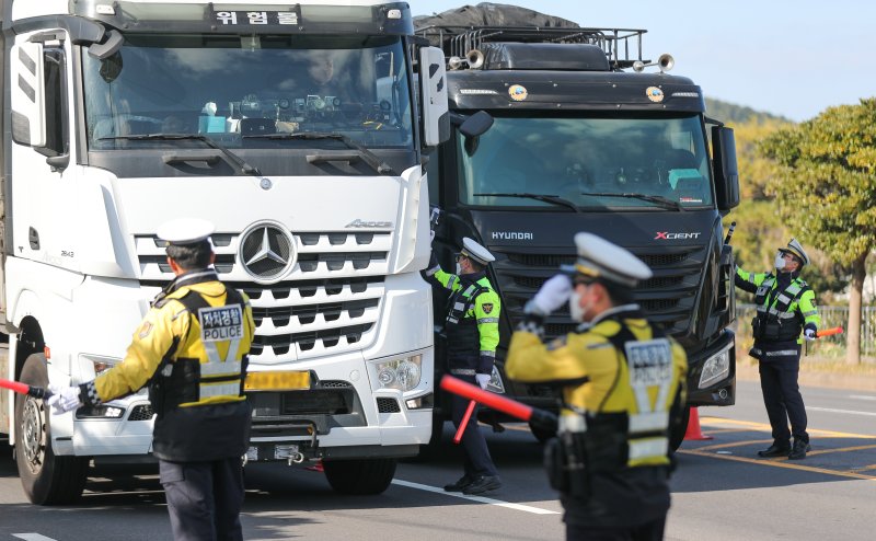 [제주=뉴시스] 우장호 기자 = 8일 오후 제주시 건입동 거로사거리 인근 도로에서 연말연시를 맞아 제주경찰청과 동부경찰서, 자치경찰단 소속 경찰관들이 집중 음주단속을 하고 있다. 제주경찰청은 송년 모임 등 각종 술자리가 많아지는 연말연시를 맞아 이달부터 두 달 간 상시·수시 음주운전 단속을 실시할 예정이다. 2025.12.08. woo1223@newsis.com