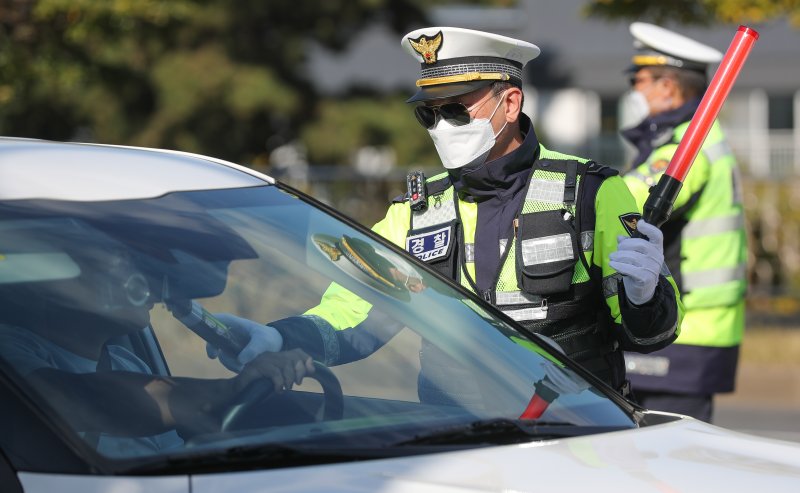 [제주=뉴시스] 우장호 기자 = 8일 오후 제주시 건입동 거로사거리 인근 도로에서 연말연시를 맞아 제주경찰청과 동부경찰서, 자치경찰단 소속 경찰관들이 집중 음주단속을 하고 있다. 제주경찰청은 송년 모임 등 각종 술자리가 많아지는 연말연시를 맞아 이달부터 두 달 간 상시·수시 음주운전 단속을 실시할 예정이다. 2025.12.08. woo1223@newsis.com