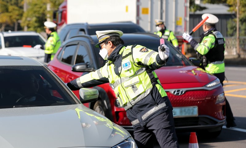[제주=뉴시스] 우장호 기자 = 8일 오후 제주시 건입동 거로사거리 인근 도로에서 연말연시를 맞아 제주경찰청과 동부경찰서, 자치경찰단 소속 경찰관들이 집중 음주단속을 하고 있다. 제주경찰청은 송년 모임 등 각종 술자리가 많아지는 연말연시를 맞아 이달부터 두 달 간 상시·수시 음주운전 단속을 실시할 예정이다. 2025.12.08. woo1223@newsis.com