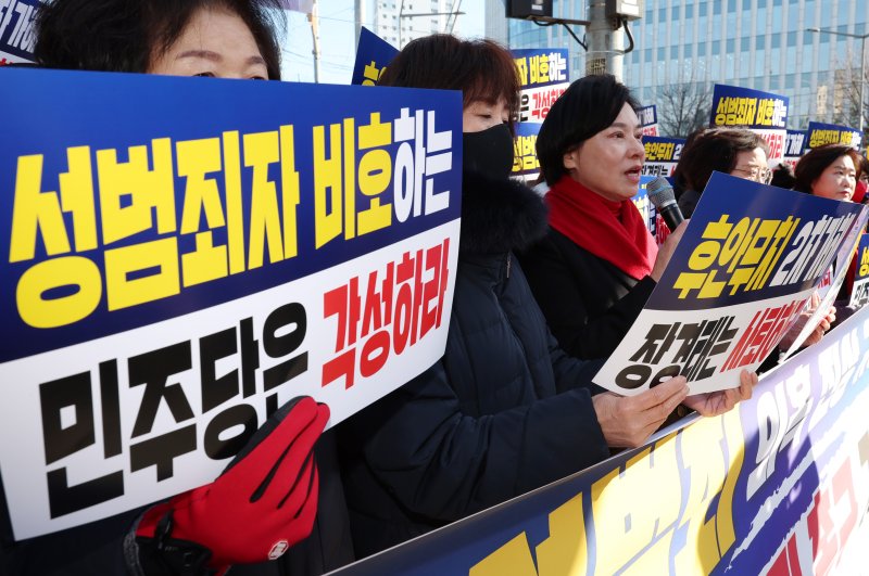 [서울=뉴시스] 이영환 기자 = 서명옥 국민의힘 중앙여성위원장이 지난 4일 오후 서울 동대문구 더불어민주당 장경태 의원 사무실 앞에서 국민의힘 중앙여성위원회가 주최한 권력형 성범죄 의혹 진상 규명 및 재발 방지 대책 수립 촉구 기자회견에 참석해 발언을 하고 있다. 2025.12.04. 20hwan@newsis.com