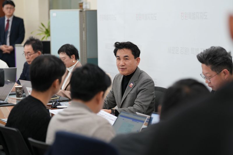 김진태 강원도지사가 8일 도청 기자실에서 간담회를 갖고 용문~홍천 광역철도 예타에 대해 설명하고 있다. 강원자치도 제공