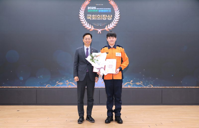 김용선 지식재산처장(왼쪽)이 ‘2025 국민안전 발명챌린지‘에서 대상(국회의장상)을 수상한 부여소방서 황명 소방장과 기념촬영을 하고 있다.(지식재산처 제공.재판매 및 DB금지)/뉴스1