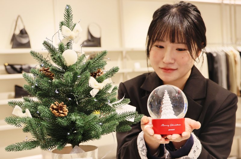 [대구=뉴시스] 롯데백화점 대구점은 1층 코프트에서 자연스러움을 살린 '그리밋' 크리스마스 트리를 선보인다. (사진 = 롯데백화점 제공) 2025.12.08. photo@newsis.com *재판매 및 DB 금지