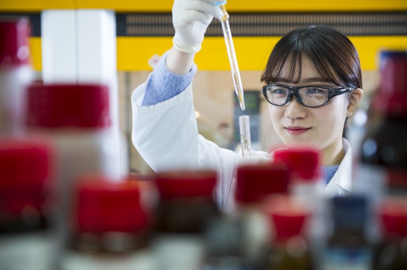 [서울=뉴시스] 종근당 연구원이 개량신약 개발을 위해 합성 연구를 진행하고 있다.(사진=종근당 제공) 2025.12.08. photo@newsis.com *재판매 및 DB 금지