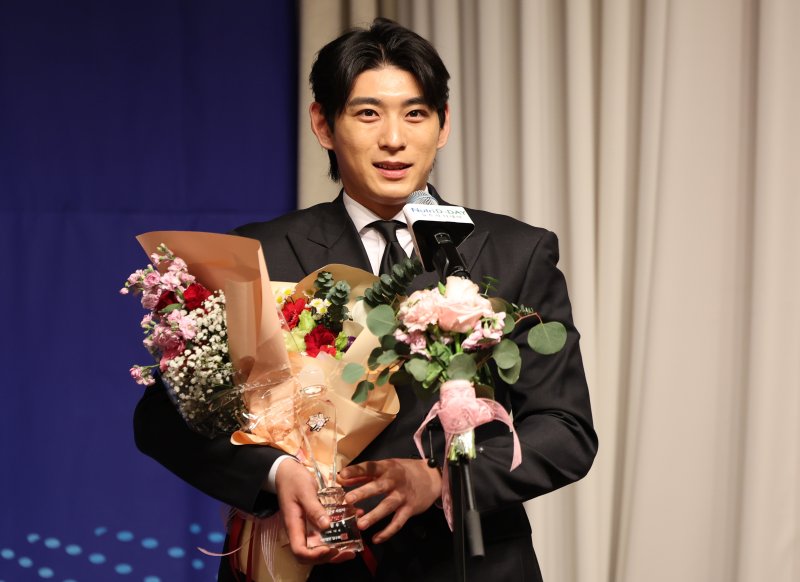 [서울=뉴시스] 조성우 기자 = 8일 서울 강남구 리베라호텔에서 열린 2025 일구상 시상식에서 샌프란시스코 자이언츠 이정후가 특별 공로상을 수상한 뒤 소감을 말하고 있다. 2025.12.08. xconfind@newsis.com