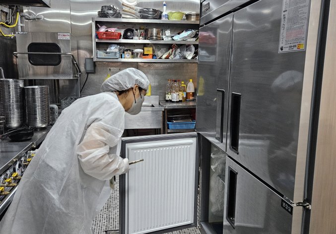 [광주=뉴시스] 광주 남구 식품접객업소 지도·점검. (사진 = 남구 제공) 2025.12.08. photo@newsis.com *재판매 및 DB 금지