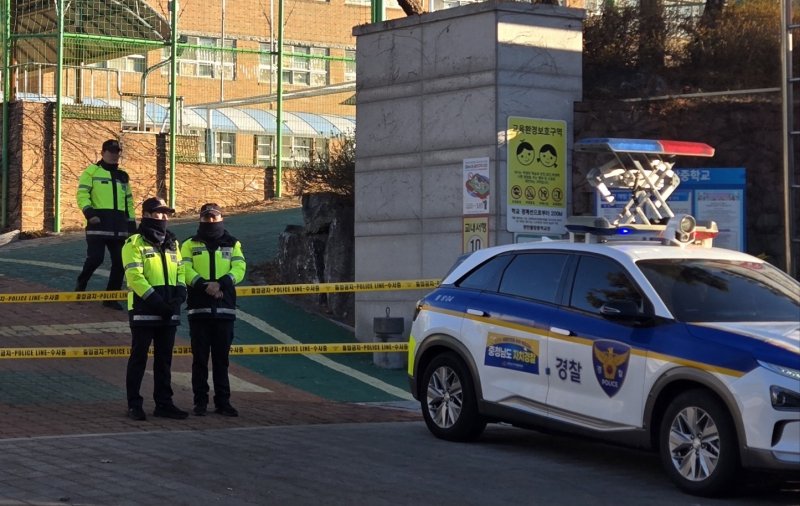 8일 폭발물 설치 신고가 접수된 충남 천안의 한 중학교를 경찰이 통제하고 있다. (독자 제공. 재판매 및 DB금지)