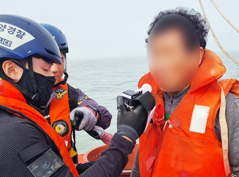 [목포=뉴시스] 해상 음주운항 단속. (사진=목포해경 제공) 2025.12.08. photo@newsis.com *재판매 및 DB 금지