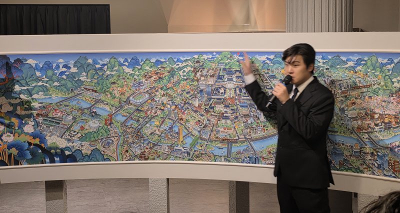 [서울=뉴시스]오동현 기자 = 조길현 데브시스터즈 대표가 8일 서울 중구 덕수궁 돈덕전에서 '쿠키런: 사라진 국가유산을 찾아서' 특별전 기자간담회를 열고 '쿠키런 상상화 3: 꺼지지 않을 희망의 빛'을 소개하고 있다. 2025.12.08. odong85@newsis.com