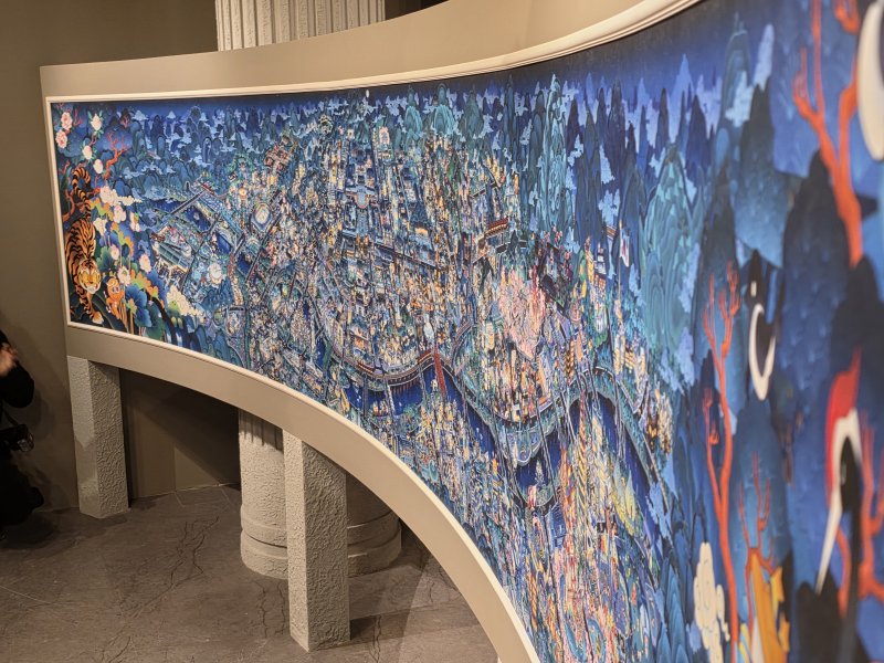 [서울=뉴시스]오동현 기자 = 데브시스터즈 대표가 8일 서울 중구 덕수궁 돈덕전에서 '쿠키런: 사라진 국가유산을 찾아서' 특별전 기자간담회를 열고 '쿠키런 상상화 3: 꺼지지 않을 희망의 빛'을 공개했다. 2025.12.08. odong85@newsis.com