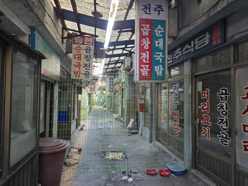 거주자 이주가 완료된 송현자유시장 내 구역이 철문으로 굳게 닫혀 있다. / 뉴스1 ⓒ News1 유준상 기자