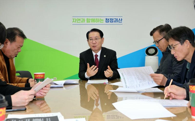 [괴산=뉴시스] 8일 괴산군청 브리핑룸에서 송인헌 군수가 민생안정지원금 지급 계획을 발표하고 있다 (사진= 괴산군 제공) 2025.12.08. photo@newsis.com *재판매 및 DB 금지