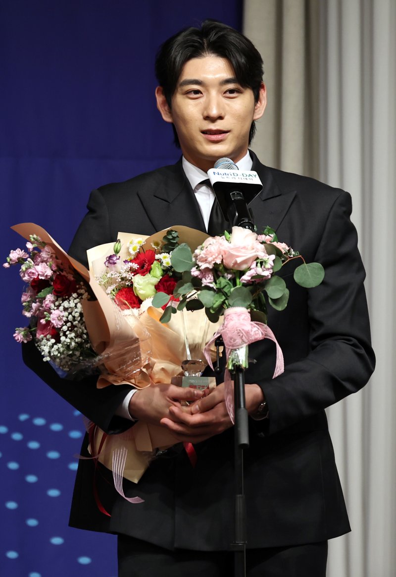 메이저리그 샌프란시스코 자이언츠의 이정후가 8일 오전 서울 강남구 리베라호텔에서 열린 '2025 뉴트리디데이 일구상 시상식'에서 특별공로상을 받은 뒤 소감을 밝히고 있다. 2025.12.8/뉴스1 ⓒ News1 구윤성 기자