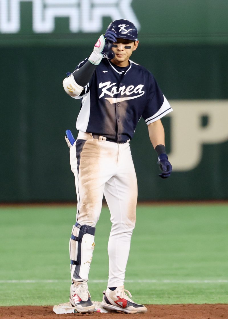 13일 오후 일본 도쿄돔에서 열린 2023 월드베이스볼클래식(WBC) B조 1라운드 대한민국과 중국의 경기, 대표팀 이정후가 3회초 무사 만루에서 2타점 2루타를 친 후 더그아웃을 보며 세리머니를 하고 있다. 2023.3.13/뉴스1 ⓒ News1 김진환 기자