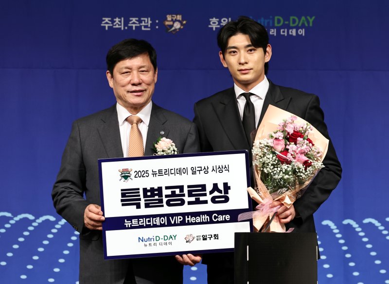 메이저리그 샌프란시스코 자이언츠의 이정후(오른쪽)가 8일 오전 서울 강남구 리베라호텔에서 열린 '2025 뉴트리디데이 일구상 시상식'에서 허구연 KBO 총재로부터 특별공로상을 받은 뒤 기념촬영을 하고 있다. 2025.12.8/뉴스1 ⓒ News1 구윤성 기자