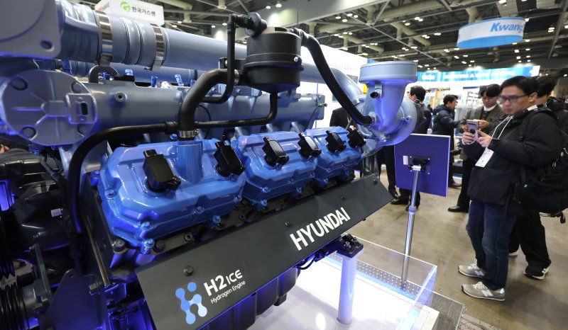 [고양=뉴시스] 전진환 기자 = 지난 4일 경기도 고양시 킨텍스에서 열린 월드 하이드로젠 엑스포(WORLD HYDROGEN EXPO)에서 관람객들이 수소엔진을 살펴보고 있다. 2025.12.04. amin2@newsis.com