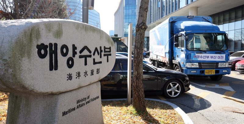 [세종=뉴시스] 강종민 기자 = 해양수산부가 세종에서 부산 동구 IM빌딩·협성타워 임시청사로 단계적 이전을 시작한 8일 이삿짐을 실은 차량이 정부세종청사 해수부 표지석 앞을 지나고 있다. 2025.12.08. ppkjm@newsis.com