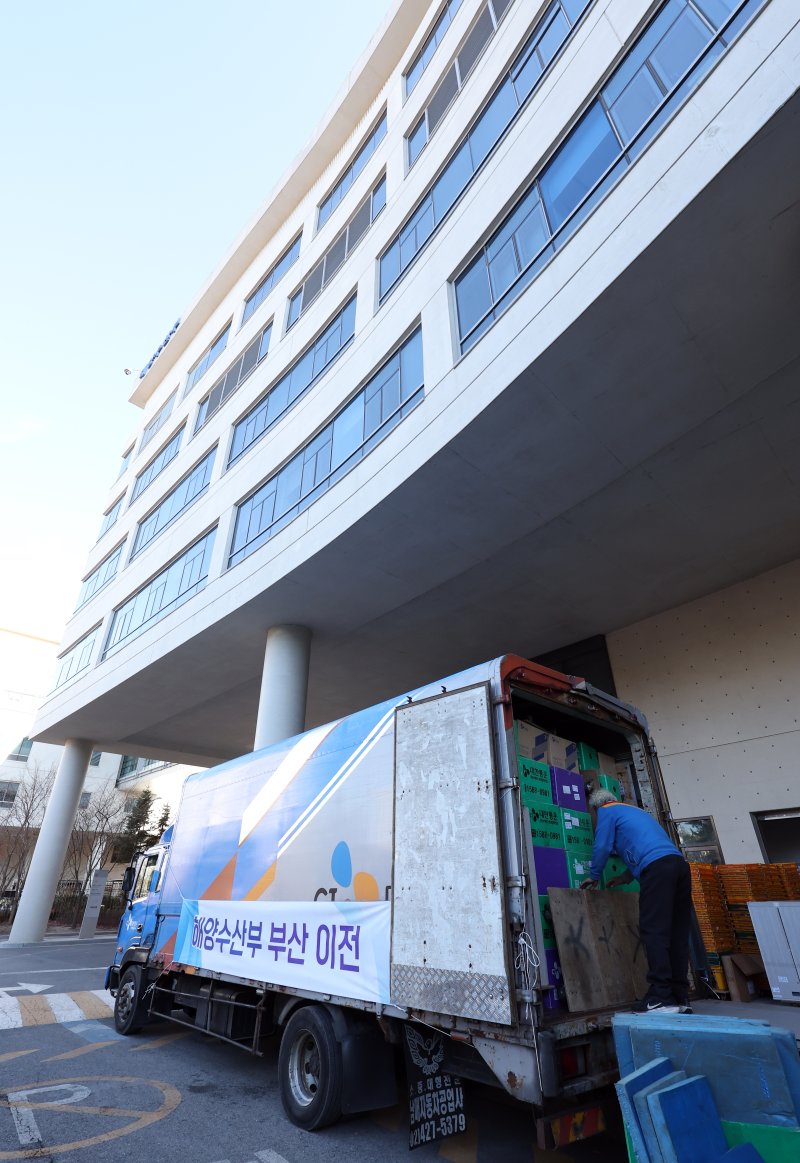 [세종=뉴시스] 강종민 기자 = 해양수산부가 세종에서 부산 동구 IM빌딩·협성타워 임시청사로 단계적 이전을 시작한 8일 정부세종청사에서 이사업체 직원들이 이삿짐을 차량에 옮겨 싣고 있다. 2025.12.08. ppkjm@newsis.com