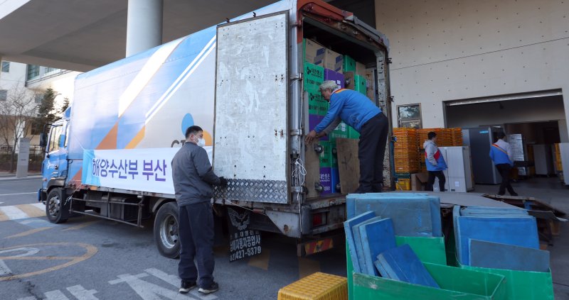 [세종=뉴시스] 강종민 기자 = 해양수산부가 세종에서 부산 동구 IM빌딩·협성타워 임시청사로 단계적 이전을 시작한 8일 정부세종청사에서 이사업체 직원들이 이삿짐을 차량에 옮겨 싣고 있다. 2025.12.08. ppkjm@newsis.com