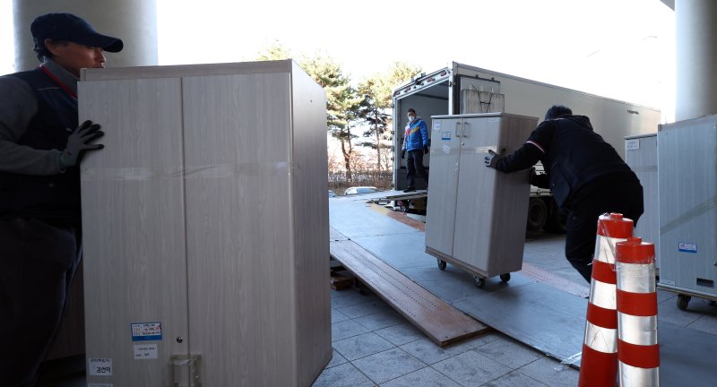 [세종=뉴시스] 강종민 기자 = 해양수산부가 세종에서 부산 동구 IM빌딩·협성타워 임시청사로 단계적 이전을 시작한 8일 정부세종청사에서 이사업체 직원들이 이삿짐을 차량에 옮겨 싣고 있다. 2025.12.08. ppkjm@newsis.com