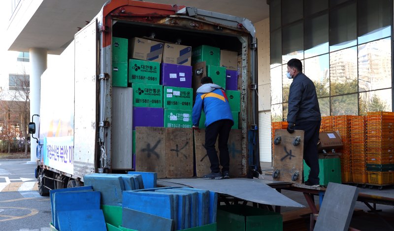 [세종=뉴시스] 강종민 기자 = 해양수산부가 세종에서 부산 동구 IM빌딩·협성타워 임시청사로 단계적 이전을 시작한 8일 정부세종청사에서 이사업체 직원들이 이삿짐을 차량에 옮겨 싣고 있다. 2025.12.08. ppkjm@newsis.com