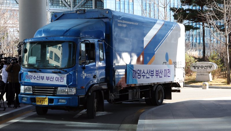 [세종=뉴시스] 강종민 기자 = 해양수산부가 세종에서 부산 동구 IM빌딩·협성타워 임시청사로 단계적 이전을 시작한 8일 이삿짐을 실은 차량이 정부세종청사 해수부 표지석 앞을 지나고 있다. 2025.12.08. ppkjm@newsis.com