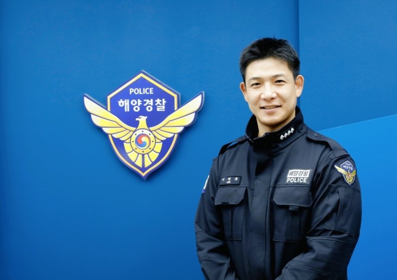 [울산=뉴시스] 박수지 기자 = 울산해양경찰서 소속 이덕규 경사. (사진=울산해경 제공) 2205.12.08. photo@newsis.com *재판매 및 DB 금지