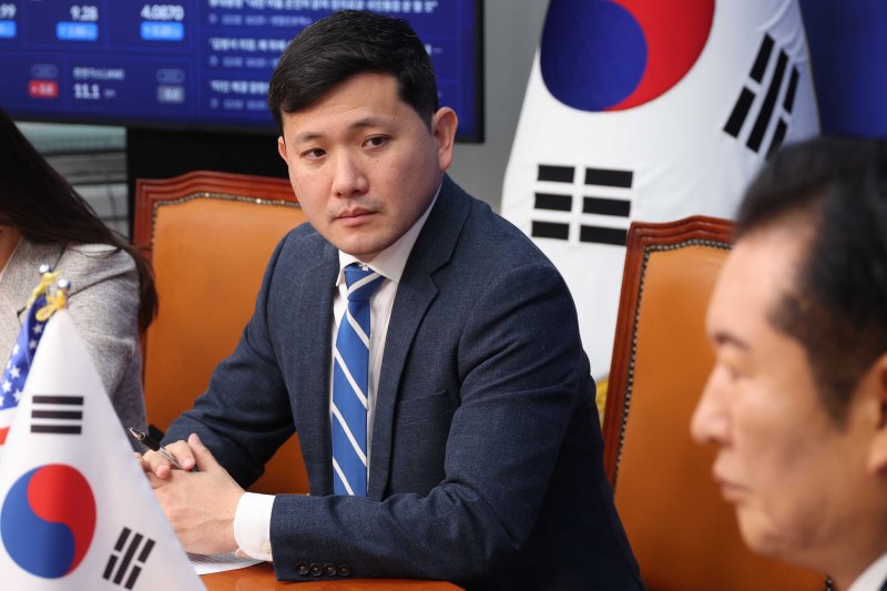 [서울=뉴시스] 조성봉 기자 = 케빈 김 주한미국대사대리가 지난 2일 오전 서울 여의도 국회에서 정청래 더불어민주당 대표를 예방하고 정 대표의 발언을 경청하고 있다. 2025.12.02. suncho21@newsis.com