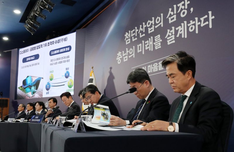 이재명 대통령이 5일 오후 충남 천안 한국기술교육대학교에서 열린 ‘충남의 마음을 담다’ 타운홀미팅 간담회에서 참석자들의 발언을 듣고 있다. 오른쪽은 김태흠 충남지사. 2025.12.5/뉴스1 ⓒ News1 대전충남사진공동취재단