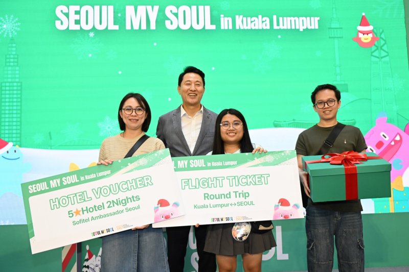 [쿠알라룸푸르 =뉴시스]오세훈 서울시장이 7일(일) 쿠알라룸푸르 파렌하이트88에서 열린 ‘서울관광 홍보행사‘ 경품 이벤트에 당첨된 참석자들과 기념사진을 촬영하고 있다. 2025.12.08. (사진=서울시 제공) *재판매 및 DB 금지