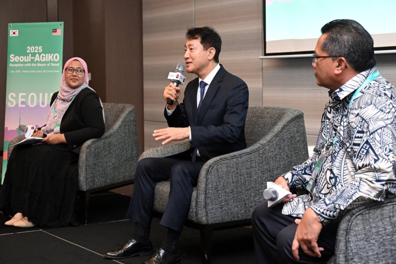 [쿠알라룸푸르 =뉴시스]오세훈 서울시장이 7일(일) 풀만 쿠알라룸푸르 시티센터 호텔에서 열린 '한국유학 말레이시아 동문회(AGIKO) 간담회'에서 참석자의 질문에 대답하고 있다. 2025.12.08. (사진=서울시 제공) *재판매 및 DB 금지