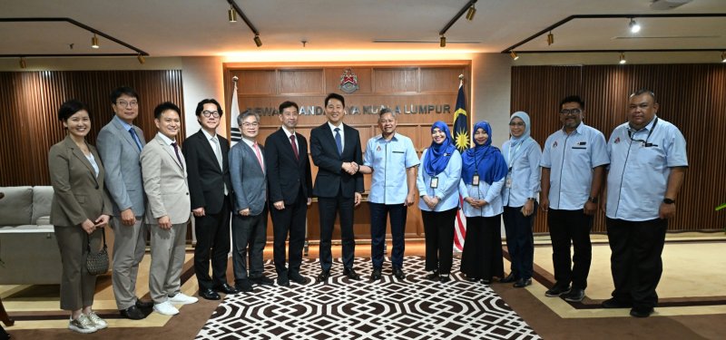 [쿠알라룸푸르=뉴시스] 오세훈 서울시장은 8일 오전 쿠알라룸푸르 시청에서 다툭 파들룬 막 우주드(Datuk Fadlun Mak Ujud) 시장을 만나 우호 도시 협정(MOU) 체결 후 교류 협력 방안을 면담했다. 2025.12.08. (사진=서울시 제공) *재판매 및 DB 금지