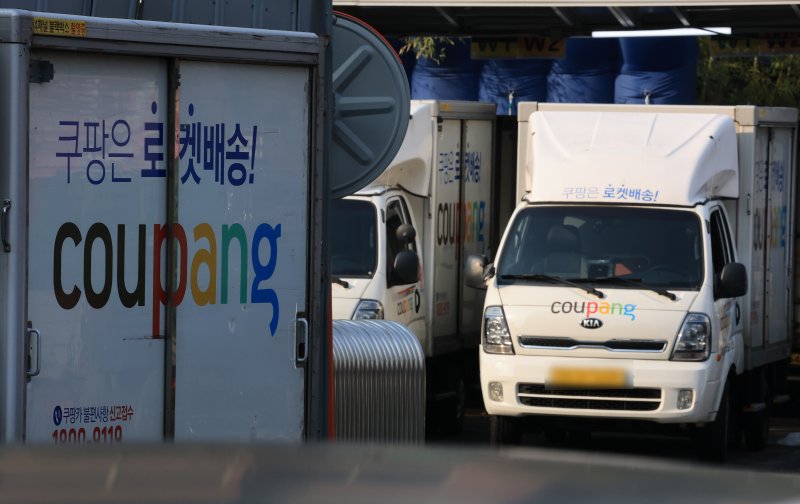 7일 서울의 한 쿠팡 물류센터 앞에 쿠팡 배송트럭이 주차돼 있는 모습. 2025.12.7/뉴스1 ⓒ News1 임세영 기자