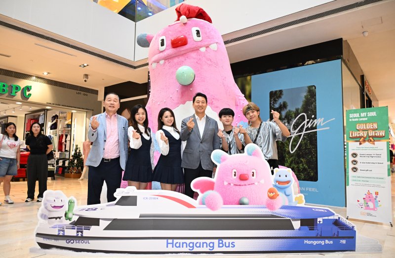 오세훈 서울시장이 7일(현지시간) 쿠알라룸푸르 파렌하이트88에서 열린 ‘서울관광 홍보행사‘에 설치된 대형 해치 앞에서 K-팝 커버댄스 팀과 기념사진을 촬영하고 있다. (서울시 제공) 뉴스1 ⓒ News1