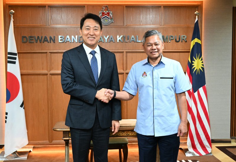 오세훈 서울시장은 8일(현지시간) 쿠알라룸푸르 시청에서 다툭 파들룬 막 우주드(Datuk Fadlun Mak Ujud) 시장을 만나 협력 방안을 논의했다. (서울시 제공) 뉴스1 ⓒ News1
