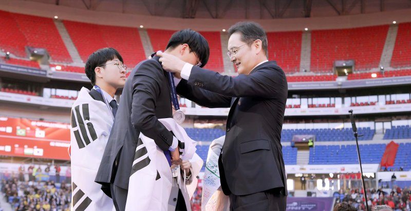 이재용 삼성전자 회장이 15일(현지시간) 프랑스 리옹 소재 그루파마스타디움에서 열린 국제기능올림픽 폐회식에 참석해 메카트로닉스 종목 은메달을 수상한 김지한 선수(21세)에게 메달을 걸어주고 있다. (삼성전자 제공) 2024.9.18/뉴스1